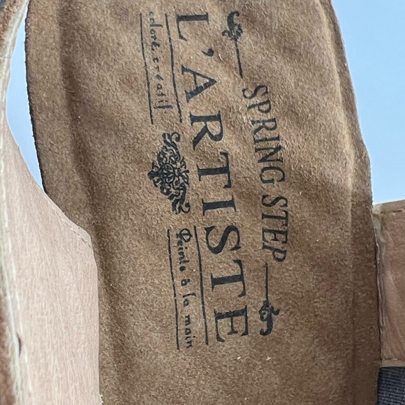 Womens L'Artiste Veneka Sandals Embossed Hand Painted Flower 39 (US 8.5) - Picture 2 of 11